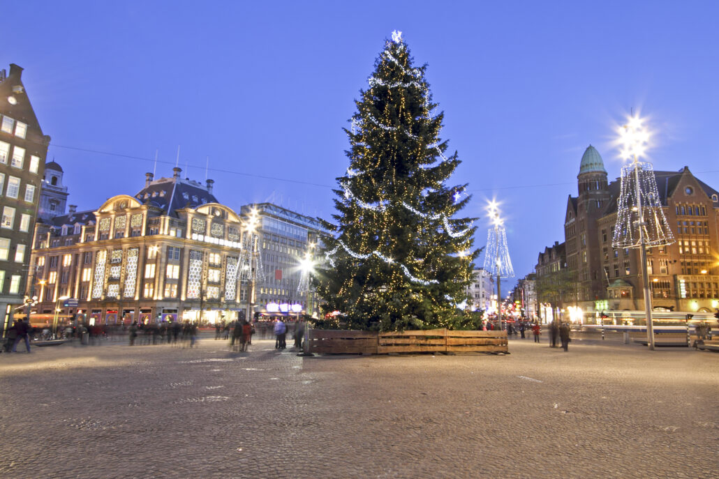 Grote kerstboom in een kantoorruimte in Rotterdam
